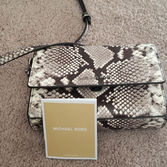 Michael Kors - Picture 2 of 4